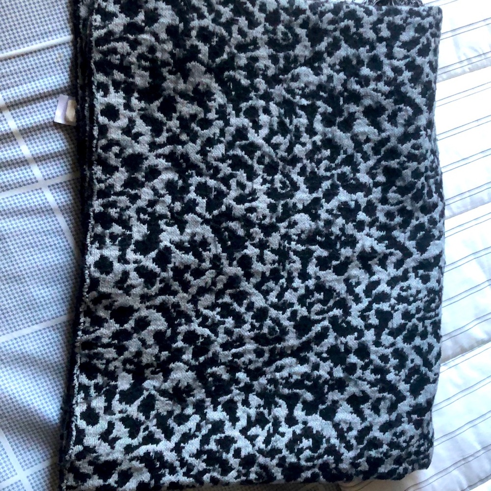 Scarf/shawl 50%acrylic 50% polyester EUC